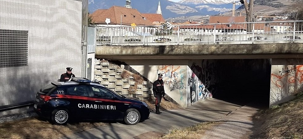 Anziana scippata finisce in ospedale con 60 giorni di prognosi: arrestati i due scippatori